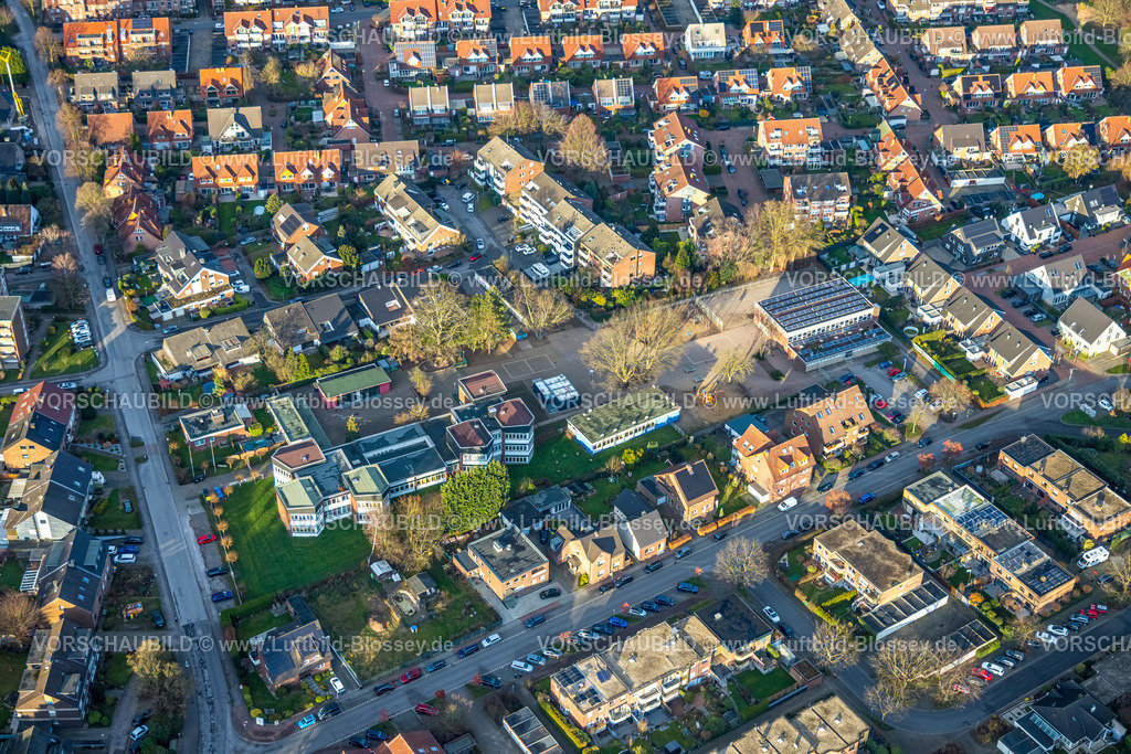 Bottrop251204102Kirchhellen | Luftbild, Matthias-Claudius-Schule und kath. Grundschule Johannesschule, Sporthalle mit Solardach, Wohngebiet, Kirchhellen, Bottrop, Ruhrgebiet, Nordrhein-Westfalen, Deutschland