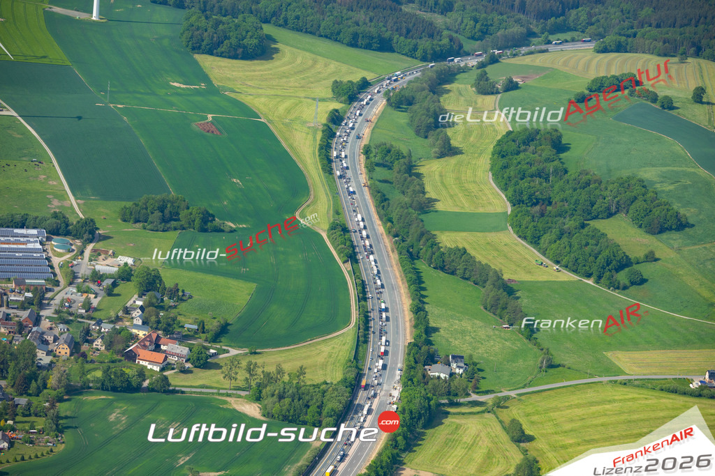 Die Luftaufnahme A 72 Stau - Treuen wurde 2022 vom Flugzeug aus (keine Drohne) erstellt. Hohe Auflösung -für große Poster und Wandbilder geeignet - Garantiert!