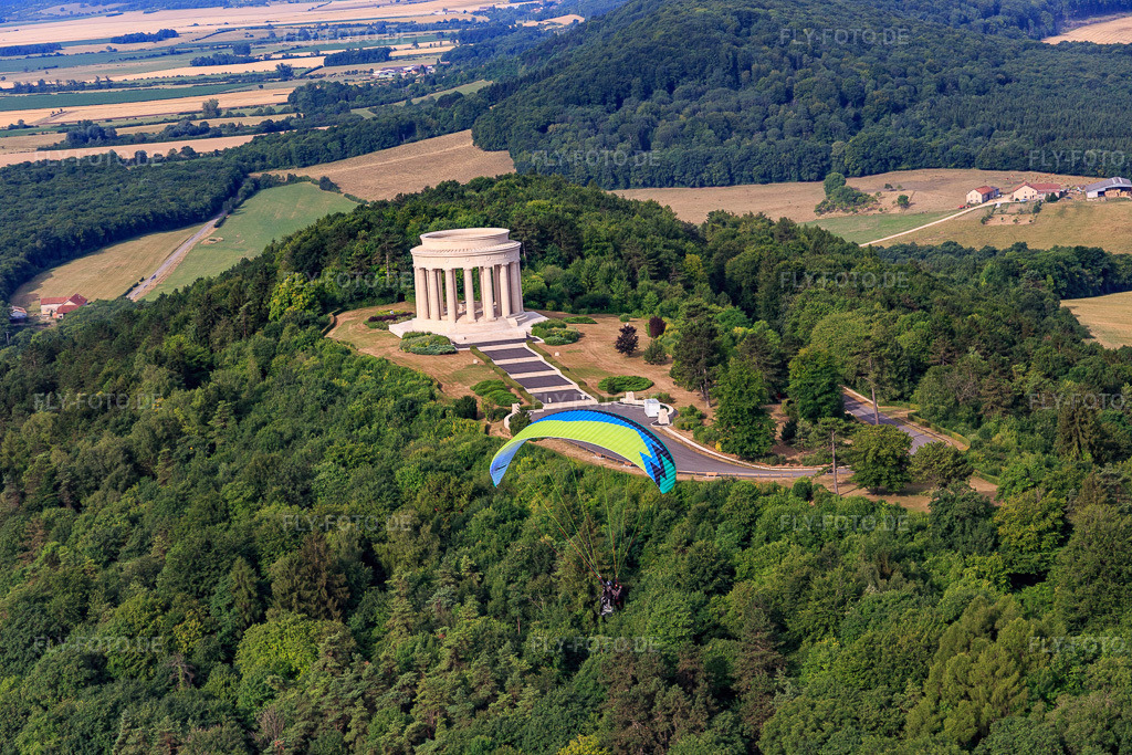 Luftbild: Amerikanisches Kriegerdenkmal Butte de Montsec in Montsec im Bundesland Meuse in Frankreich. – Foto: IMG_083306.jpg vom 12.07.2015 durch Werner Riehm/FLY-FOTO.de – Auflösung des Originals: 5472 x 3648 px – Montsec American Monument - American Battle Monuments Commission (ABMC)