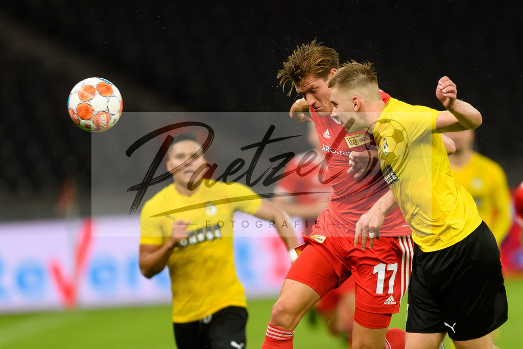 FCUKUO20210826_045 | Fussball, Herren: Kevin Behrens (1.FC Union Berlin) und Taneli Haemaelaeinen (Kuopion PS) im Zweikampf beim Spiel der UEFA Conference League zwischen 1. FC Union Berlin und Kuopion PS im Olympiastadion am 26.08.2021 in Berlin, Deutschland. - Realisiert mit Pictrs.com
