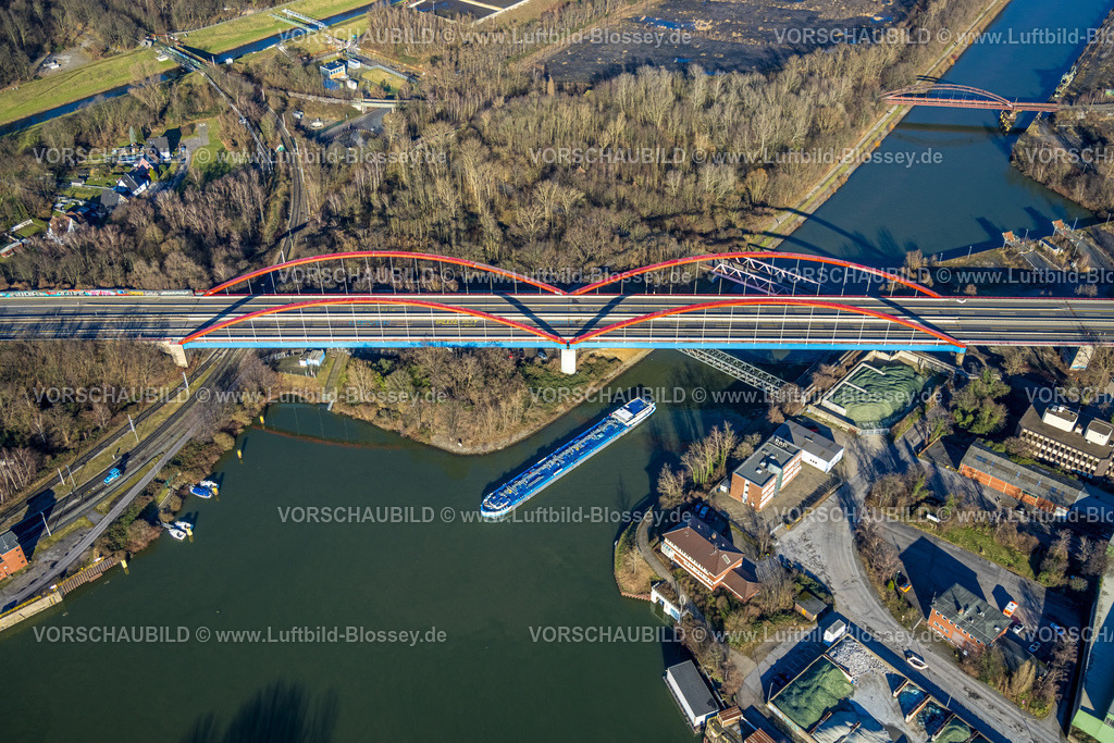 Essen240107227 | Luftbild, gesperrte Rhein-Herne-Kanalbrücke mit rotem Geländer, rote Doppelbogenbrücke, Autobahn A42 Emscherschnellweg, Ebel, Essen, Ruhrgebiet, Nordrhein-Westfalen, Deutschland