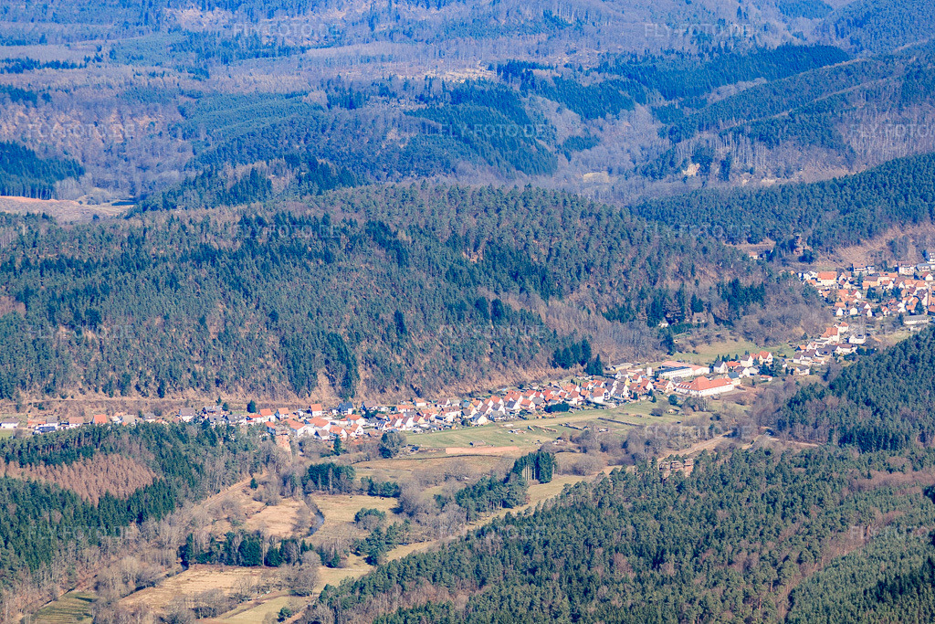 Luftbild: Ortsansicht von Südosten in Hinterweidenthal im Bundesland Rheinland-Pfalz in Deutschland. Foto: IMG_38416.jpg vom 20.03.2011 durch Werner Riehm/FLY-FOTO.deAuflösung des Originals: 4752 x 3168 px
