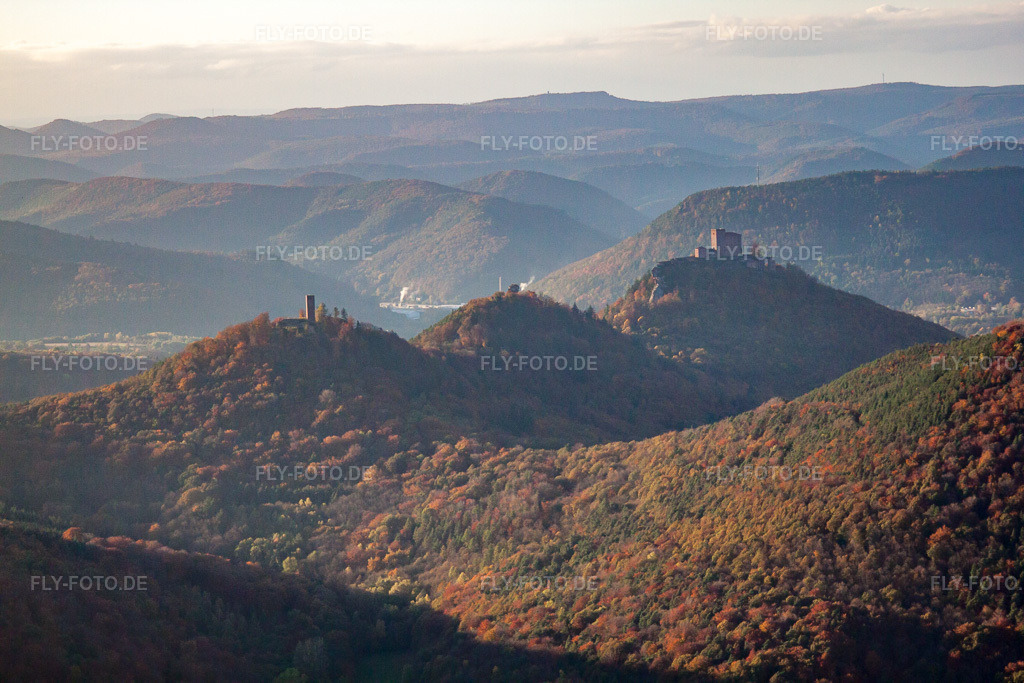 Luftbild: Die 3 Burgen Trifels, Anebos und Münz im Ortsteil Bindersbach in Annweiler im Bundesland Rheinland-Pfalz in Deutschland. Foto: IMG_60630.jpg vom 24.10.2013 durch Werner Riehm/FLY-FOTO.de