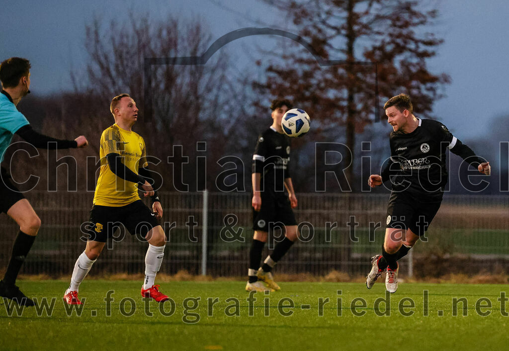 2024-02-17_050_FC_Herzogstadt_gegen_FC_Moosinning_II | Erding, Deutschland, 17.02.2024:
Fußball, Kreisklasse 2023 / 2024, Testspiel, FC Herzogstadt gegen FC Moosinning II, Endergebnis: 2:2

Manuel Gröber (FC Moosinning, #9), Martin Ferlisch (FC Herzogstadt, #4)

Foto: Christian Riedel / fotografie-riedel.net