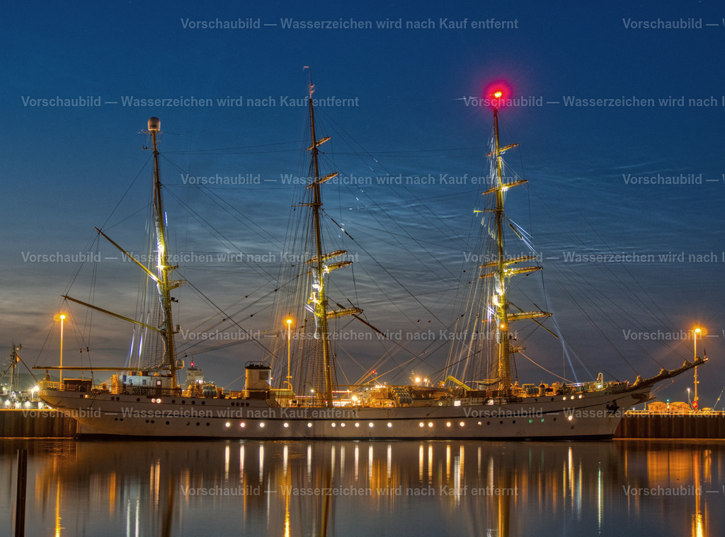 Ein Segel aus Leuchtenden Nachtwolken für die Gorch Fock. | Leuchtende Nachtwolken als Segel für die Gorch Fock.