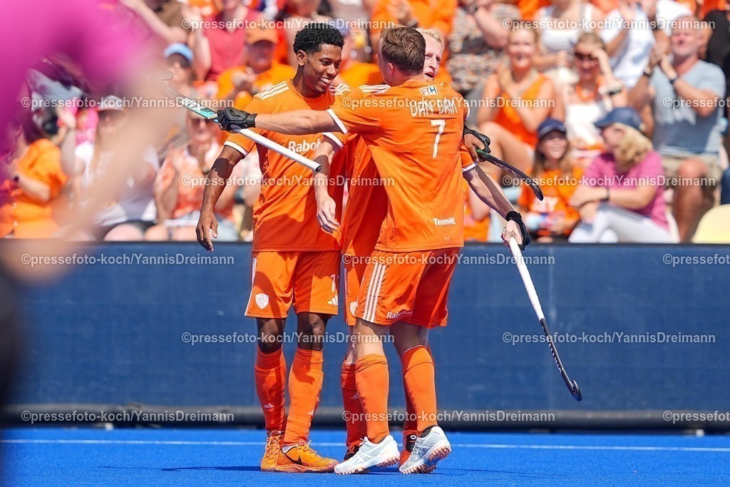 xydrx09082502020 | 09.08.2025, xydrx, Herren EuroHockey Championship 2025, Gruppenphase, Gruppe a, Niederlande - Spanien, Sparkassenpark Mönchengladbach: Torjubel nach dem Tor zum 1:0 für Maurits Visser (NED #1) durch Torschütze Tjep Hoedemakers (NED #19) zusammen mit Thijs van Dam (NED #7)