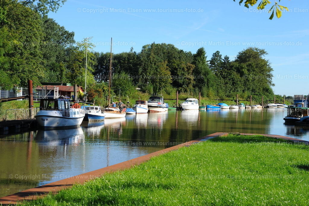 Drochtersen Gauensik Hafen_ELS_593769269 | Kehdingen - Aufnahmedatum: 31.08.2010, Aufnahmehöhe:  m, Koordinaten:  - , Bildgröße: 4256 x  2832 Pixel - Copyright 2010 by Martin Elsen, Kontakt: Tel.: +49 157 74581206, E-Mail: info@schoenes-foto.deSchlagwörter: Elbe, Krautsand,Drochtersen,Deich,Leuchtturm,Tidenkieker, - Realisiert mit Pictrs.com