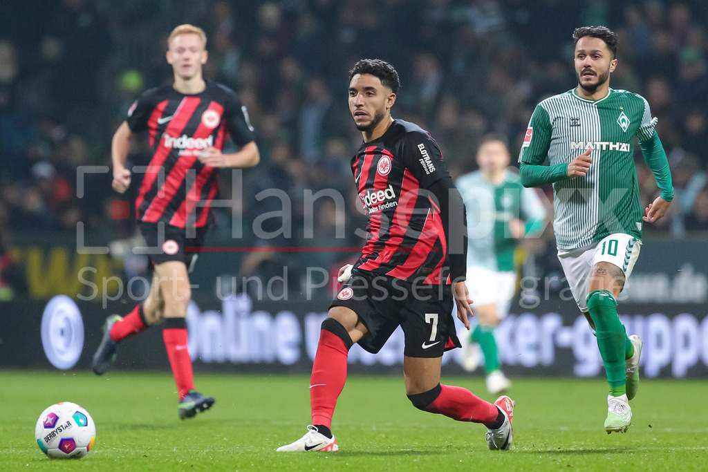 Fussball, Bundesliga, SV Werder Bremen - Eintracht Frankfurt | v.li.: Omar Marmoush (Eintracht Frankfurt, 7) am Ball, Einzelbild, Ganzkörper, Aktion, Action, Spielszene, DIE DFL-RICHTLINIEN UNTERSAGEN JEGLICHE NUTZUNG VON FOTOS ALS SEQUENZBILDER UND/ODER VIDEOÄHNLICHE FOTOSTRECKEN. DFL REGULATIONS PROHIBIT ANY USE OF PHOTOGRAPHS AS IMAGE SEQUENCES AND/OR QUASI-VIDEO.