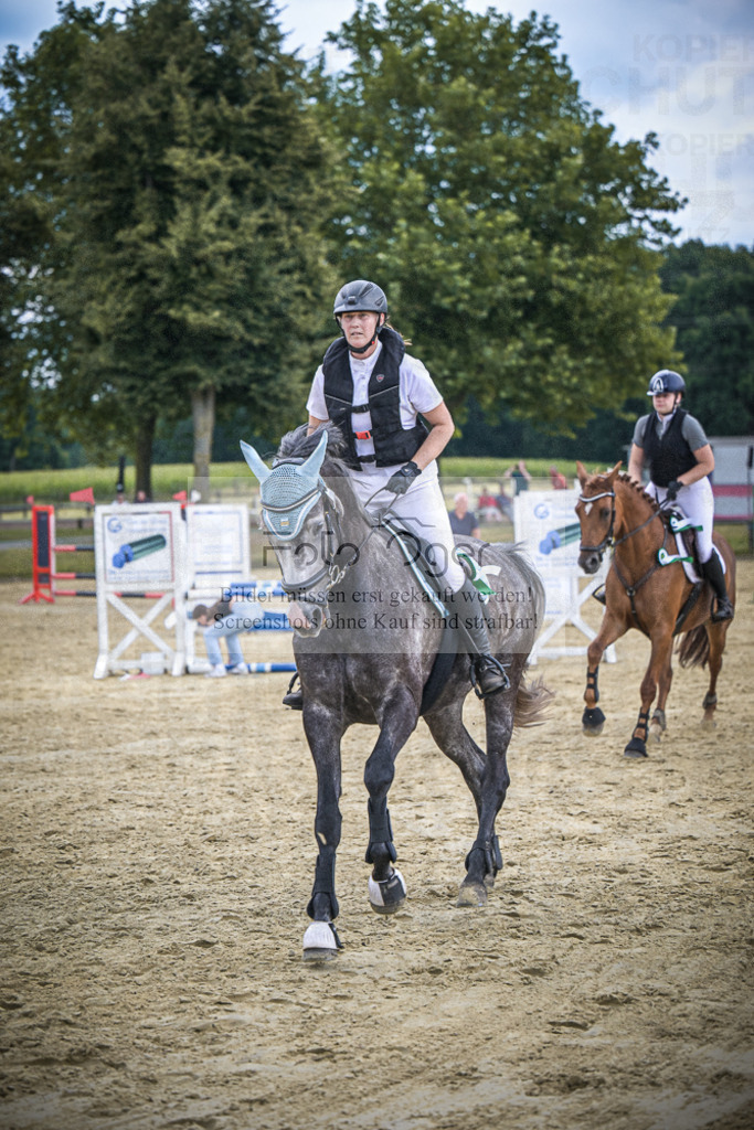 DOS_7849 | Entdecke hochwertige Reitturnierfotos von Foto Oger. Professionell, emotional und authentisch – jetzt Lieblingsmomente im Shop bestellen.Deutschlandweite Turnierfotografie. - Realisiert mit Pictrs.com