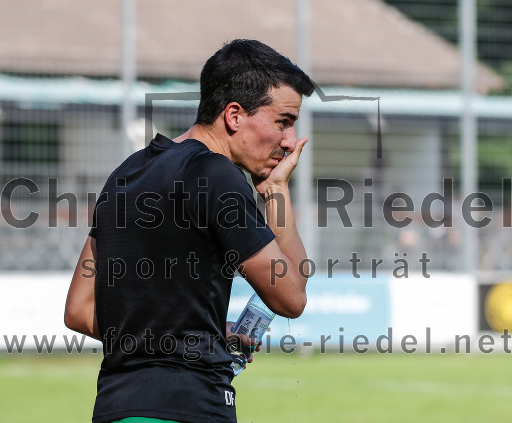 2023-07-09_098_FC_Forstern_gegen_SpVgg_Neuching | Forstern, Deutschland, 09.07.2023:
Fußball, Kreisklasse 2023 / 2024, Testspiel, FC Forstern gegen SpVgg Neuching, Endergebnis: 2:4

Trainer Dominic Fumelli (FC Forstern)

Foto: Christian Riedel / fotografie-riedel.net