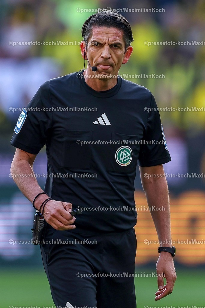 BVB08032502215 | 08.03.2025, Fußball, Borussia Dortmund - FC Augsburg, 1. Fußball Bundesliga, 25. Spieltag, Signal Iduna Park, Saison 2024 2025: Schiedsrichter Deniz AytekinDFB regulations prohibit any use of photographs as image sequences and or quasi-video.