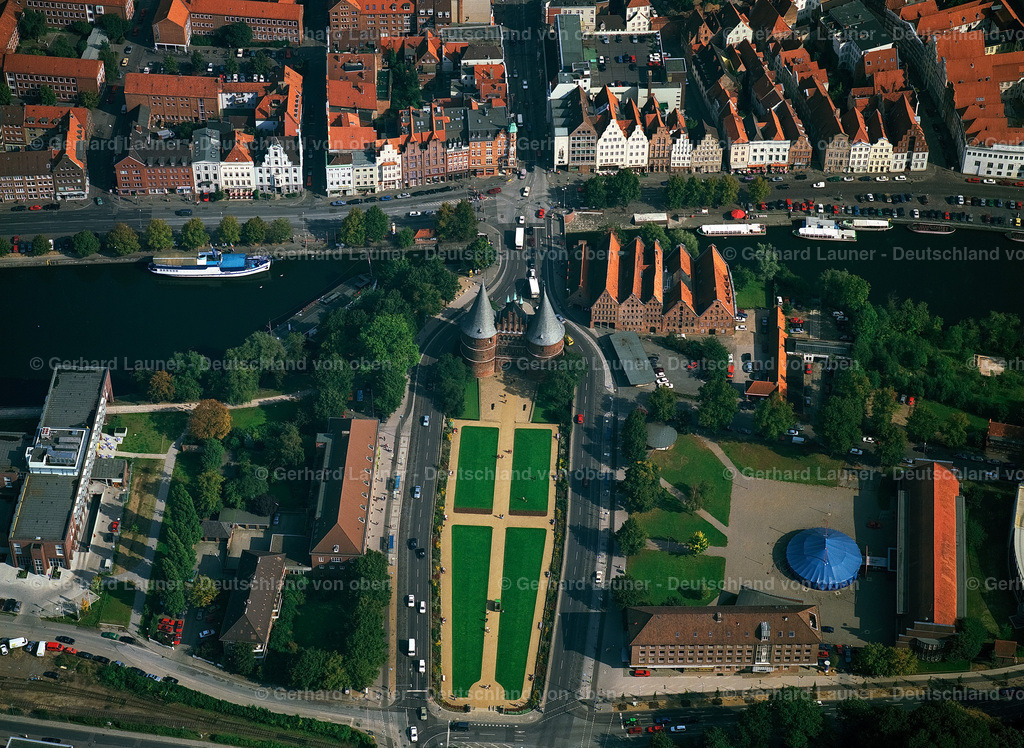 9101546 | Das Holstentor ist ein Stadttor, das die Altstadt der Hansestadt Lübeck nach Westen begrenzt. Es ist das Wahrzeichen der Stadt und wurde 1478 fertiggestellt. Das spätgotische Gebäude gehört zu den Überresten der Lübecker Stadtbefestigung. Das Holstentor ist neben dem Burgtor das einzige erhaltene Stadttor Lübecks