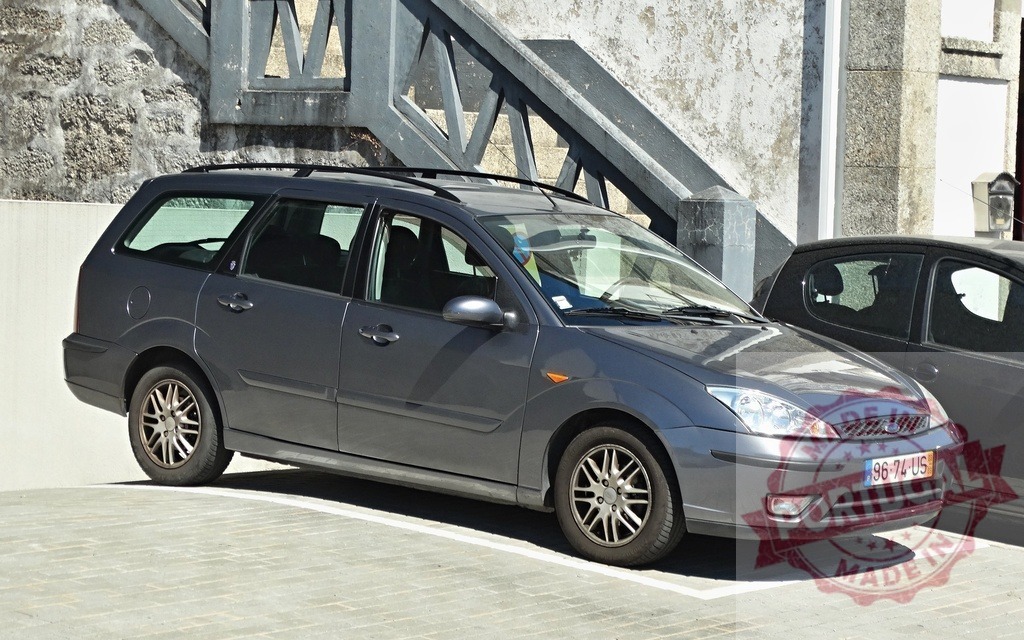 Gray Ford Focus Wagon car parked on urban street | Gray Ford Focus Wagon estate car parked on a public street on a sunny day - Realisiert mit Pictrs.com