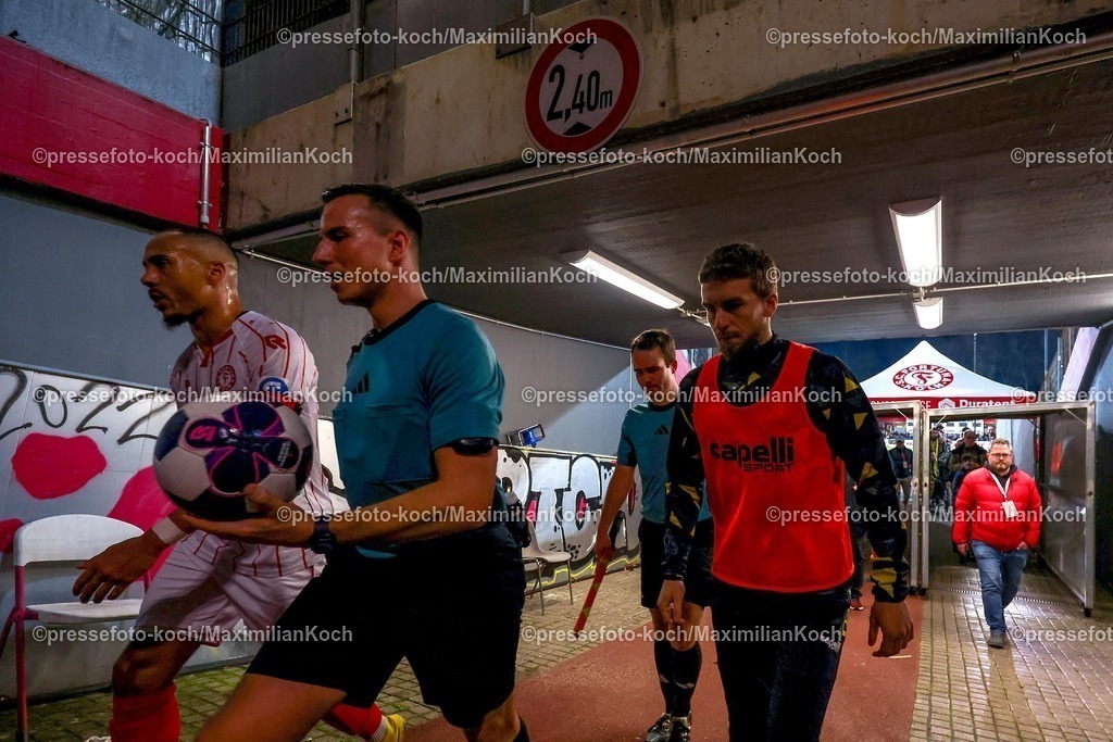 FKo26022601054 | 26.02.2026, Fußball, Landespokal Mittelrhein, SC Fortuna Köln - TSV Alemannia Aachen, Südstadion, Viertelfinale Bitburger-Pokal, Saison 2025 2026: Die Spieler verlassen das Spielfeld durch den Spielertunnel nach dem Spiel  DFB regulations prohibit any use of photographs as image sequences and or quasi-video.