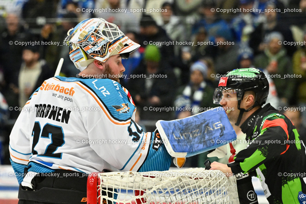 EC IDM Wärmepumpen VSV vs. STEINBACH BLACK WINGS LINZ  | #32 Tirronen Rasmus BLACK WINGS LINZ, HRONSKY TOMAS Referee, EC IDM Wärmepumpen VSV vs. STEINBACH BLACK WINGS LINZ , EC IDM Wärmepumpen VSV vs. STEINBACH BLACK WINGS LINZ  am 28.01.2025 in Villach (Stadthalle Villach), Austria, (Photo by Bernd Stefan)