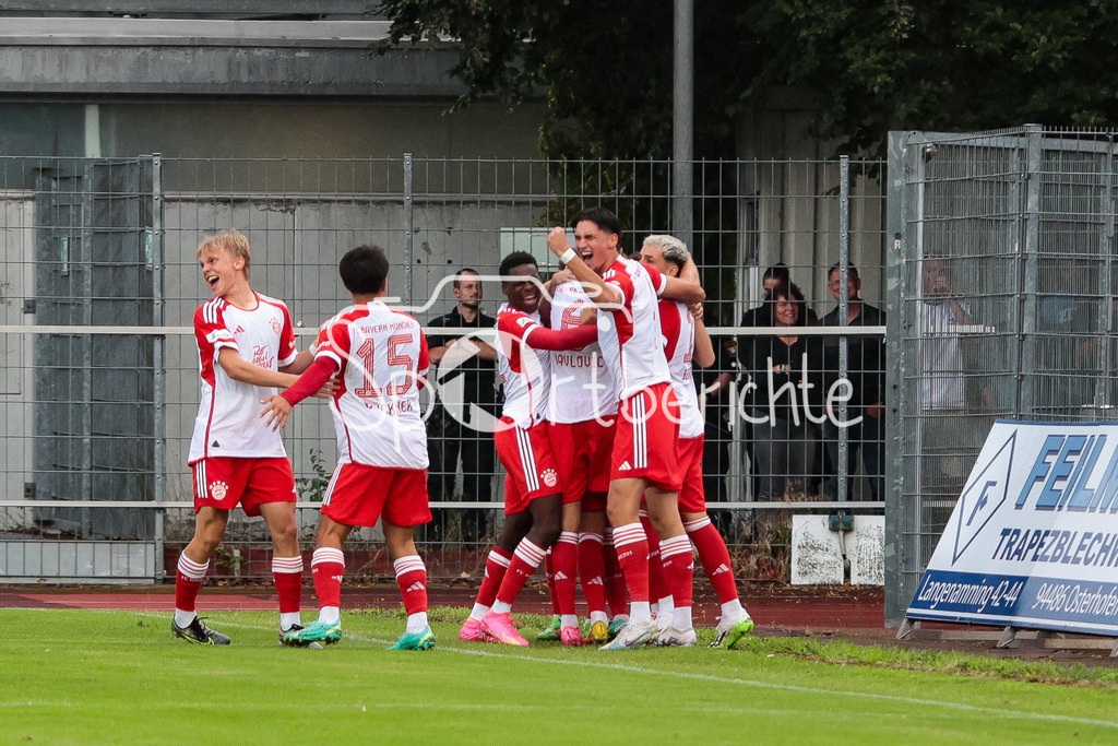 SV Wacker Burghausen - FC Bayern Amateure | Jubel der Bayern der fruehen Fuehrung durch Lovro ZVONAREK (FCB #8) zum 0-1