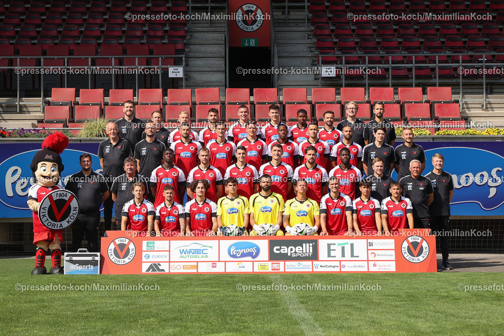 Koe3Liga25072401090 | FC Viktoria Köln; 3. Liga, Porträttermin 2024/2025, Mannschaftsfoto, Oben (v.li.): Frank Schroedter (Physiotherapeut), Tim Kruse (Physiotherapeut), Bryan Henning , Thomas Idel , Niklas May , Benjamin Hemcke , Sidny Lopes Cabral , Albion Vrenezi , Prof. Dr. med. Marc Horlitz (Mannschaftsarzt Internist), Florian Braband (Athletiktrainer), 2. Reihe (v.li.): Thomas Gürtler (Zeugwart), Dr. med. univ. Max Wittenberg (Mannschaftsarzt), Patrick Koronkiewicz , Jonah Sticker, Said El Mala, Enrique Lofolomo, Kevin Pytlik, Serhat-Semih Güler, Nondas Balas (Videoanalyst), Patrick Loch (Reha-Trainer), 3. Reihe (v.li.): Maskottchen Viktor, Hagen Papst (Teammanager), Dieter Schick (Zeugwart), Zoumana Keita , Lars Dietz , Malek El Mala , Christoph Greger , Lex-Tyger Lobinger , Kwabe Schulz , Marian Wilhelm (Co-Trainer), Olaf Janßen (Cheftrainer), Dr. Eduard Gorr (Sportkardiologe), unten (v.li.): Robin Velasco , Simon Handle , Donny Bogicevic , Oskar Hill , Eduardo dos Santos Haesler "Dudu" , Kevin Rauhut , Moritz Fritz , Luca de Meester , Florian Engelhardt; Mannschaftsfoto, Teamfoto, Mannschaft, Team, Gruppenbild