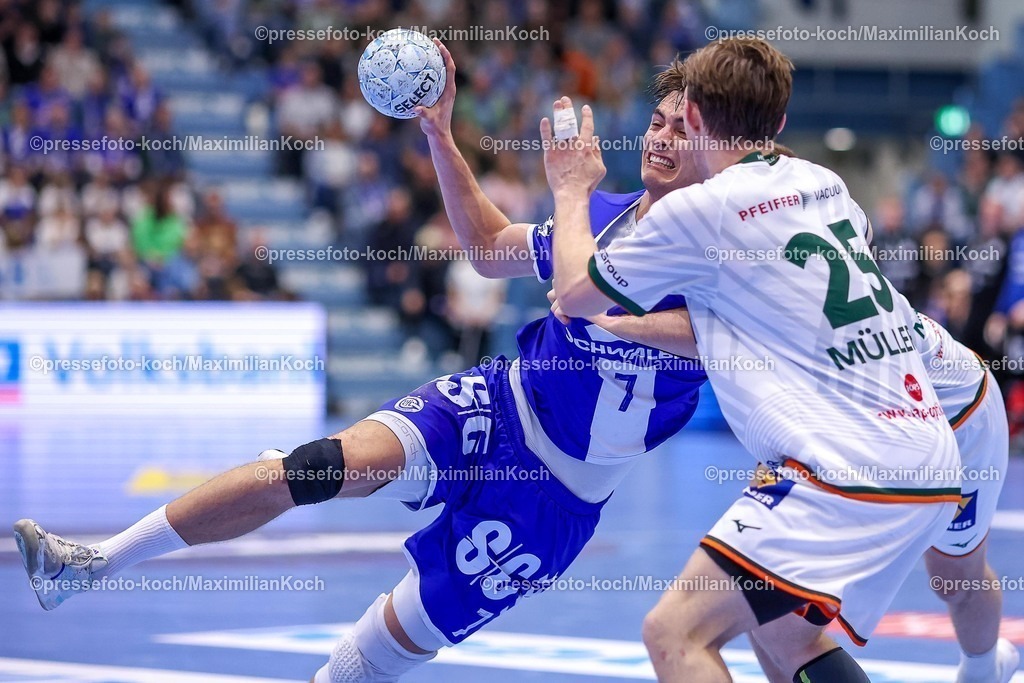 Gum27032501041 | 27.03.2025, Handball, HBL, VfL Gummersbach - HSG Wetzlar, Schwalbe-Arena: Julian Köster (GUM #7) verletzt sich bei der Aktion gegen Justin Müller (HSG Wetzlar #25) 