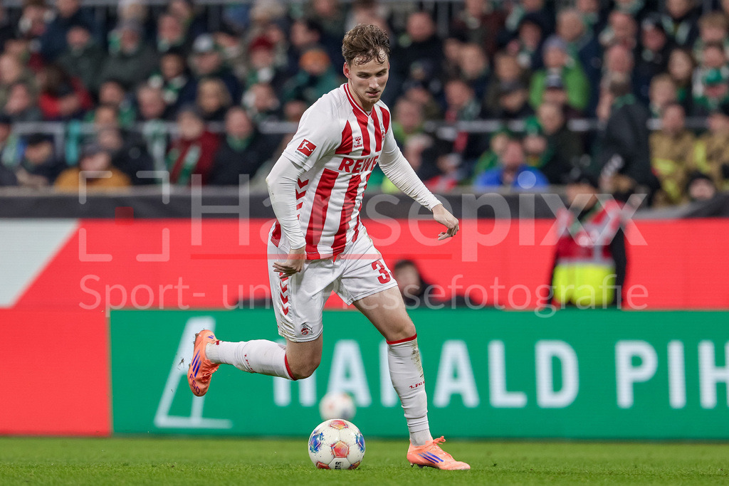 Fussball, Bundesliga, SV Werder Bremen - 1. FC Köln | Rav van den Berg (1. FC Köln, 33) am Ball, Freisteller, Einzelbild, Ganzkörper, Aktion, Action, Spielszene, DIE DFL-RICHTLINIEN UNTERSAGEN JEGLICHE NUTZUNG VON FOTOS ALS SEQUENZBILDER UND/ODER VIDEOÄHNLICHE FOTOSTRECKEN. DFL REGULATIONS PROHIBIT ANY USE OF PHOTOGRAPHS AS IMAGE SEQUENCES AND/OR QUASI-VIDEO.