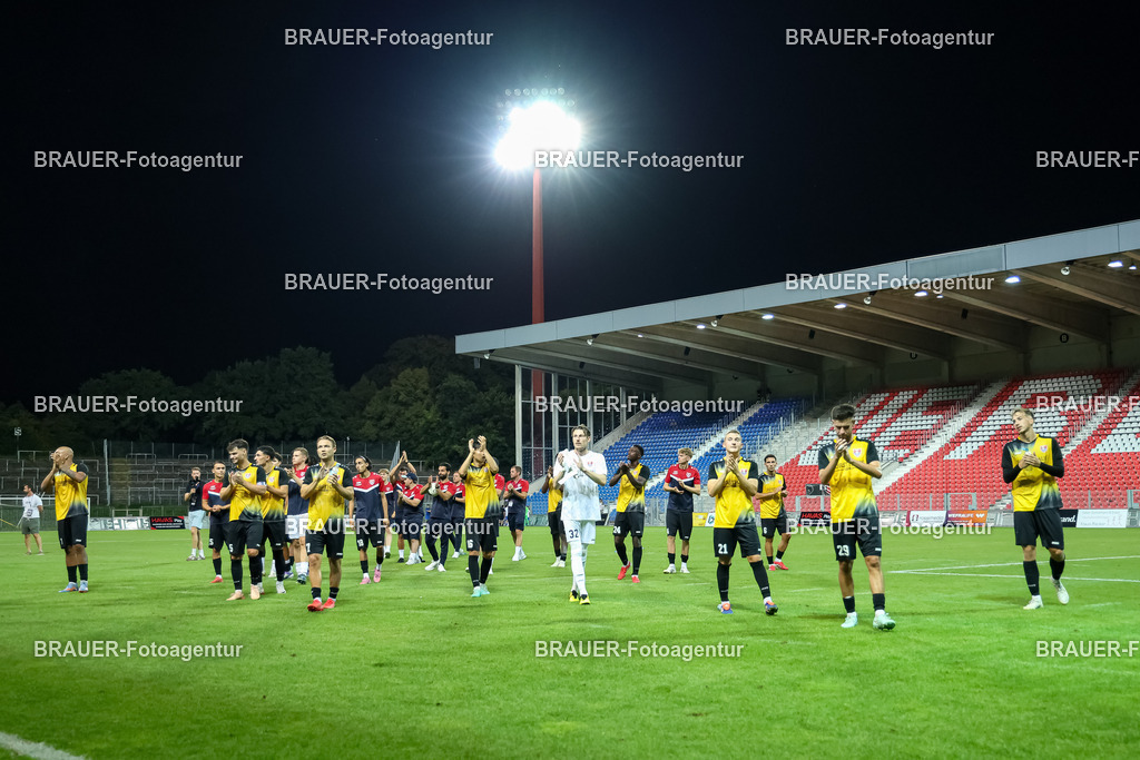 SB_KFCBAU_20250815_6247.JPG -  - KFC Uerdingen - SF Baumberg - Oberliga Niederrhein | Krefeld, Deutschland, 15.08.25: Spieler von KFC Uerdingen feiern mit den Fans während des Oberliga Niederrhein Spiels zwischen KFC Uerdingen - SF Baumberg in der Grotenburg Stadion am 15. August 2025 in Krefeld, Deutschland. (Foto von Stefan Brauer/Brauer-Fotoagentur)