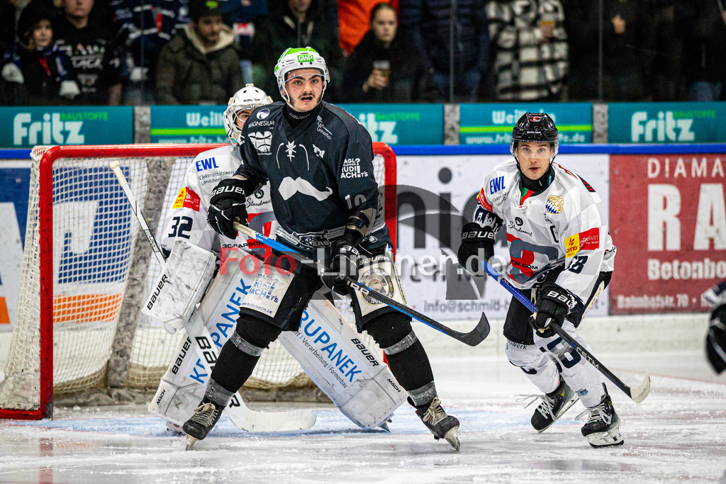 TSV Peißenberg MINERS gegen HC Landsberg RIVERKINGS | Eishockey Bayernliga Herren Vorrunde 2024/25, TSV Peißenberg MINERS gegen HC Landsberg RIVERKINGS, 20241108,Matthäus LIDL (MINERS 19) vor dem Landsberger Tor,2024-11-08 in Peißenberg (Eisstadion Peißenberg)Tobias WEDL (HCL 58), Matthäus LIDL (MINERS 19)Copyright: WolfgangxLindner foto-lindner.de