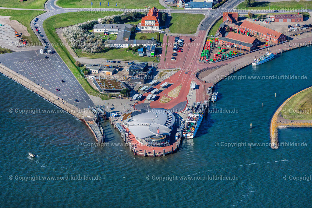 Norderney_Hafen_ELS_5565091022 | NORDERNEY 09.10.2022 Fähr- Hafenanlagen an der Meeres- Küste der Nordseeinsel Norderney im Bundesland Niedersachsen, Deutschland. // Ferry port facilities on the sea coast of the North Sea island Norderney in the state Lower Saxony, Germany. Foto: Martin Elsen