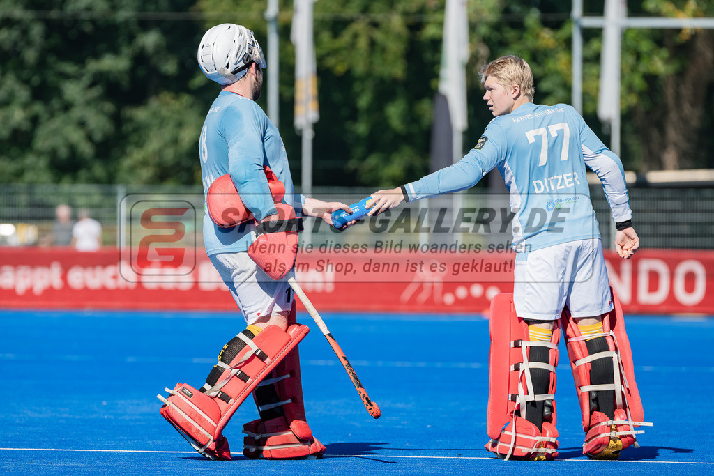 HK_20231001_104953 | 1.Bundesliga Herren Crefelder HTC - Harvestehuder THC am 1.10.2023 CHTC, Krefeld , Brinckmann Anton ( Torwart Harvestehuder THC #18 ) , Jasper Ditzer ( Harvestehuder THC )