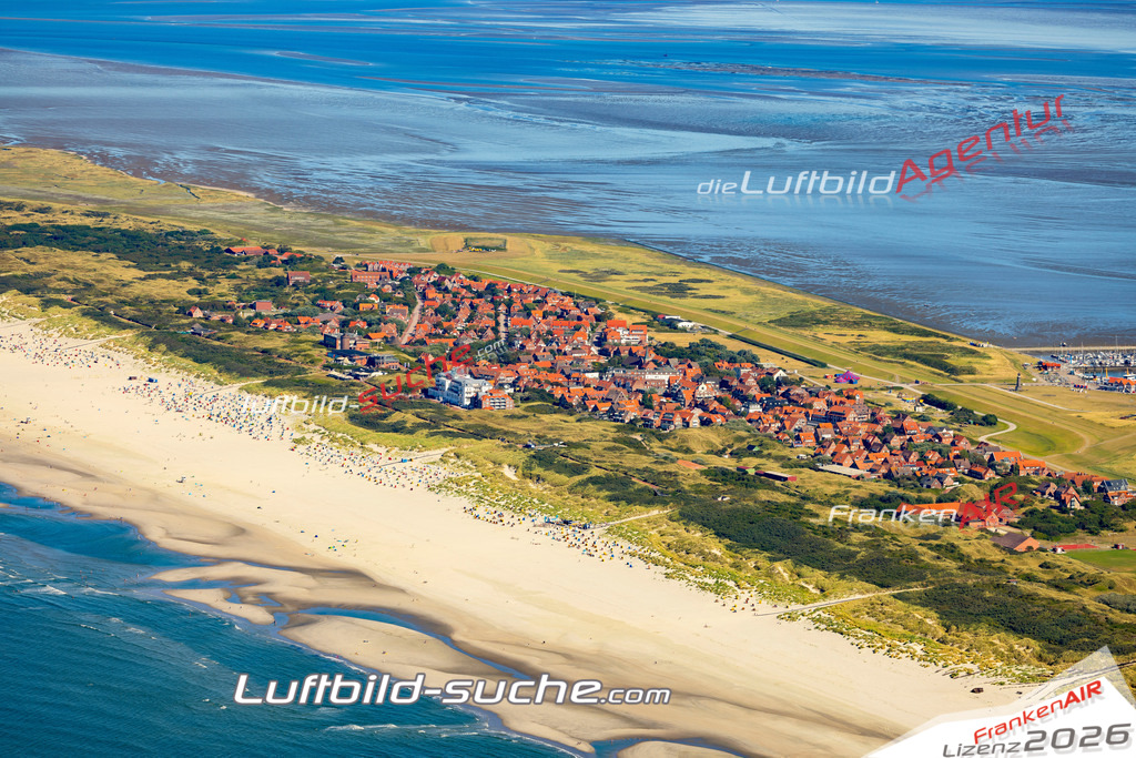 Aktuelles Luftbild von  Juist - Die Luftaufnahme wurde 2022 mittels UL-Flugzeug erstellt ( keine Drohne ) - hochauflösende Kamera-Systeme von  Canon -Beste Qualität - Für grossformatige Ausdrucke geeignet. Die Geschenkidee !