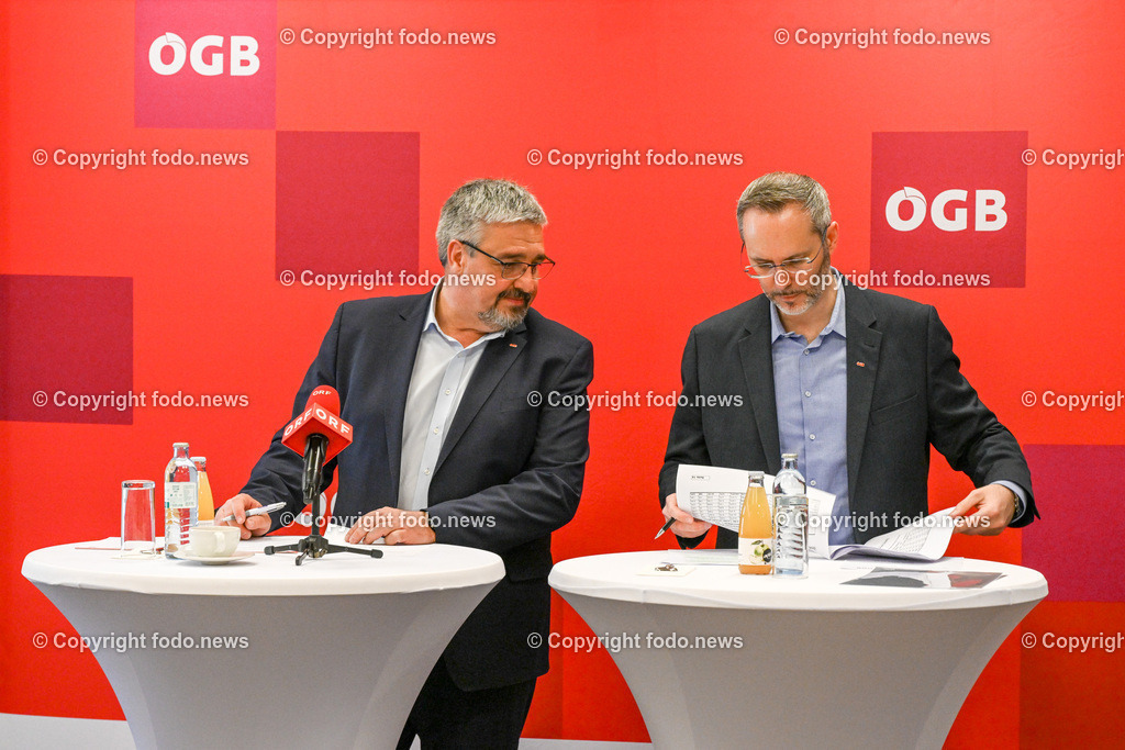Pressekonferenz ÖGB Oberösterreich_ Leistungsbericht 2022_ 28.03.2023-11 | 28.03.2023, Presseclub Linz, AUT, Pressekonferenz OeGB Oberoesterreich, OeGB OOe Leistungsbericht 2022, im Bild Andreas Stangl (Praesident der Arbeiterkammer Ooe, OeGB-Landesvorsitzender), Stefan Guggenberger (OeGB-Landessekretaer)