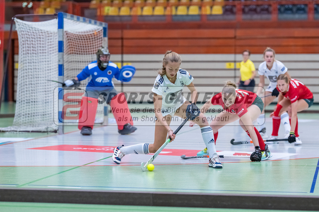 HK_20221126_101687 | 1. Bundesliga ( Halle ) Damen Crefelder HTC - Düsseldorfer HC am 27.11.2022 Crefelder HTC, Krefeld , Sophia Schwabe ( Düsseldorfer HC #18 ) , Hebert Myrthe ( Crefelder HTC #71 )