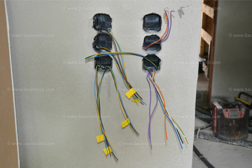 bib-lg17-elektroinstallation-0196 | Nach LV-Leistungsgruppen sortierte Detailfotos über den Bau eines Hauses. Alle Hausbau-Bilder direkt vom Urheber und Autor der Website Haus-Selber-Bauen.com