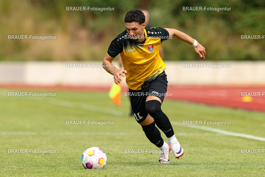 1_SVSKFC_20250726_0021.JPG -  - SV Schermbeck - KFC Uerdingen  - Testspiel | Schermbeck, Deutschland, 26.07.25: Batuhan Özden (KFC Uerdingen) in Aktion, am Ball, Einzelaktion während des Testspiel Spiels zwischen SV Schermbeck - KFC Uerdingen  in der Volksbank Arena am 26. July 2025 in Schermbeck, Deutschland. (Foto von Stefan Brauer/Brauer-Fotoagentur)