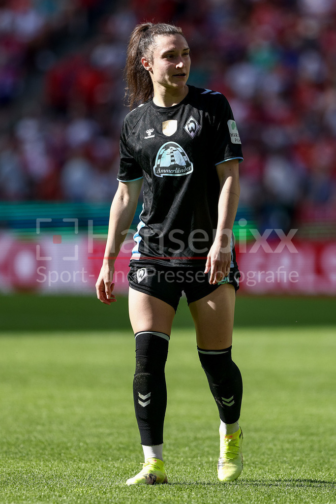 Fussball, DFB-Pokal Finale Frauen, FC Bayern München - SV Werder Bremen | Sophie Weidauer (SV Werder Bremen, 9) Freisteller, Einzelbild, Ganzkörper, Aktion, Action, Spielszene, DIE DFB-RICHTLINIEN UNTERSAGEN JEGLICHE NUTZUNG VON FOTOS ALS SEQUENZBILDER UND/ODER VIDEOÄHNLICHE FOTOSTRECKEN. DFB REGULATIONS PROHIBIT ANY USE OF PHOTOGRAPHS AS IMAGE SEQUENCES AND/OR QUASI-VIDEO.