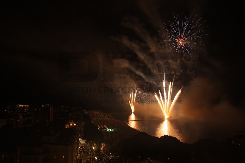 Ferragosto Fireworks in Grado, Italy | GRADO, ITALY, 15.AUG.26 - FIREWORKS - Ferragosto fireworks over the Adriatic Sea in Grado, Italy. Colorful fireworks light up the night sky above the beach, coastline and waterfront during the traditional summer celebration. - Realisiert mit Pictrs.com