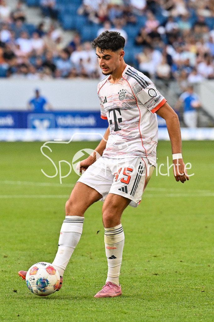 TSG 1899 Hoffenheim - FC Bayern München | am Ball Aleksandar PAVLOVIC (FC Bayern Muenchen 45)  Einzelfoto / Freisteller, Bundesliga: TSG 1899 Hoffenheim - FC Bayern München; PreZero-Arena am 20.09.2025 / DFL REGULATIONS PROHIBIT ANY USE OF PHOTOGRAPHS AS IMAGE SEQUENCES AND/OR QUASI-VIDEO