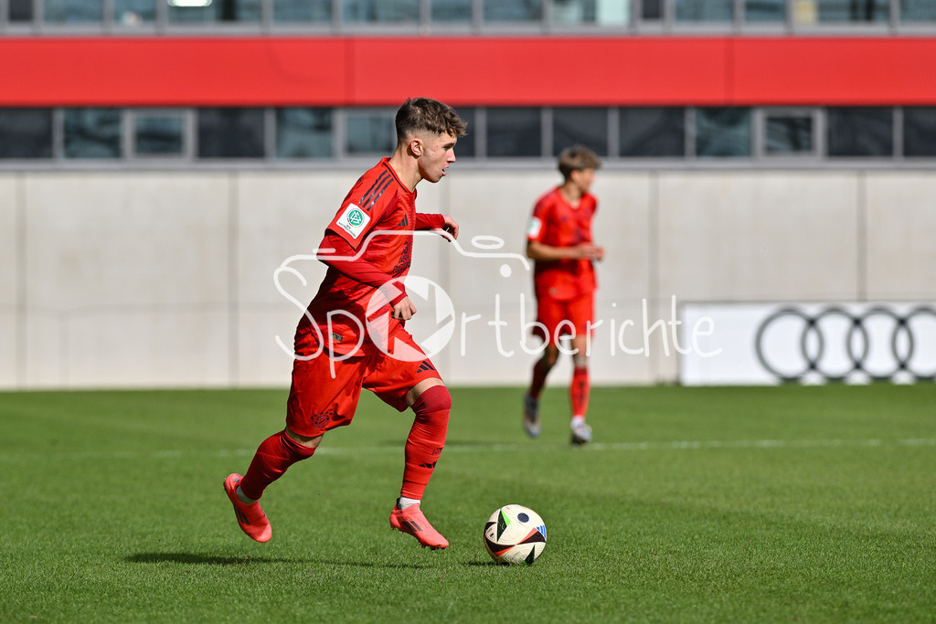 FC Bayern München U19 - SpVgg Unterhaching U19 | am Ball Tim BINDER (FC Bayern Muenchen U19 #16) / Freisteller / Einzelfoto