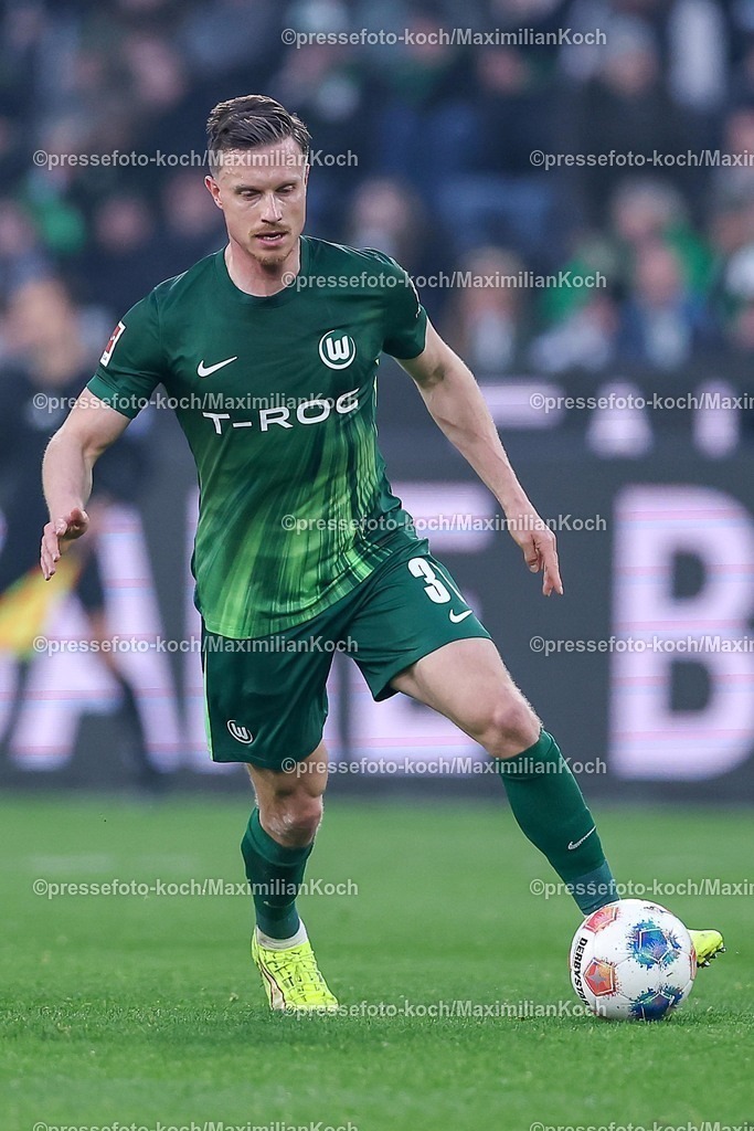 BMG13122502046 | 13.12.2025, Fußball, Borussia Mönchengladbach - VfL Wolfsburg, 1. Fußball Bundesliga, 14.Spieltag, Borussia-Park, Saison 2025 2026: Yannick Gerhardt&nbsp;(VfL Wolfsburg #31)  DFB regulations prohibit any use of photographs as image sequences and or quasi-video.