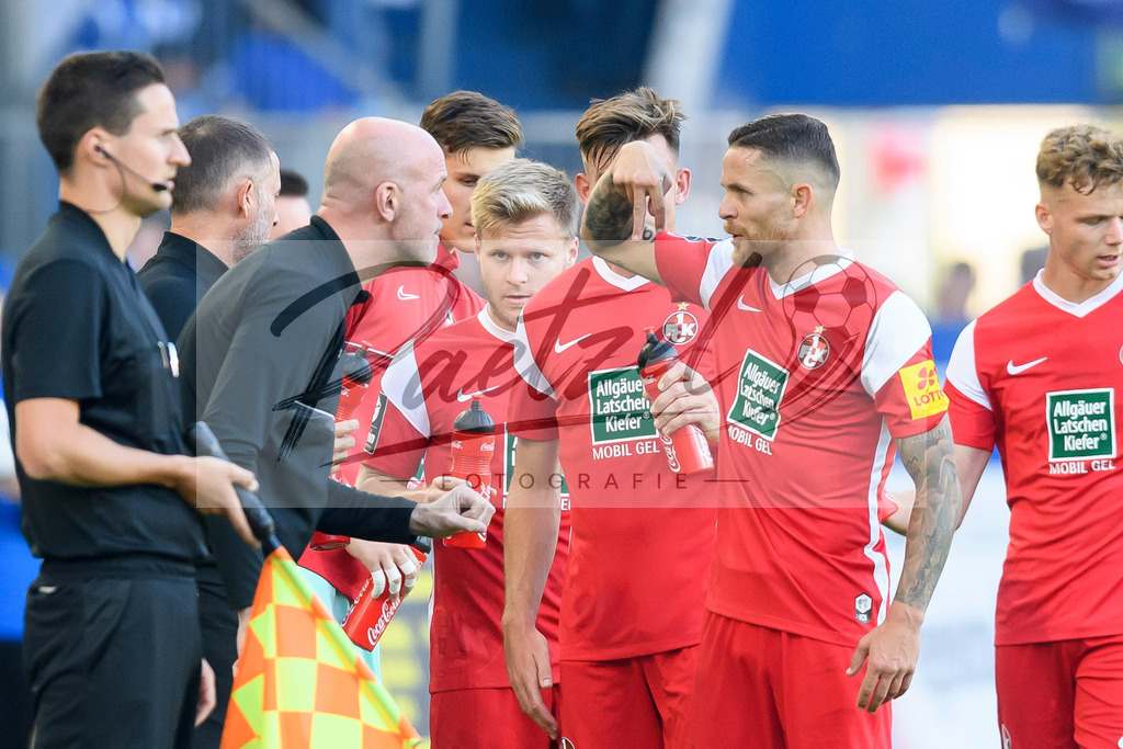 FCMFCK20210904_137 | Fussball, Herren: Trainer Marco Antwerpen (1. FC Kaiserslautern) spricht mit den Spieler vom 1. FC Kaiserslautern beim Spiel der 3. Liga zwischen 1. FC Magdeburg und 1. FC Kaiserslautern in der MDCC-Arena am 04.09.2021 in Magdeburg, Deutschland.DFB / DFL REGULATIONS PROHIBIT ANY USE OF PHOTOGRAPHS AS IMAGE SEQUENCES AND/OR QUASI-VIDEO. - Realisiert mit Pictrs.com