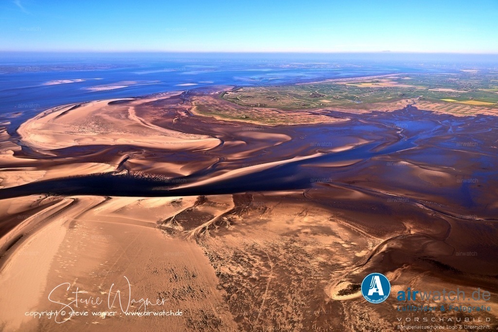 Luftbilder Tümlauer Koog, Westerhever Leuchtturm | Vom Hafen des Tümlauer Koogs aus hat man einen hervorragenden Blick auf den Westerhever Leuchtturm, der bei Sonnenuntergang ein besonders beeindruckendes Bild bietet.