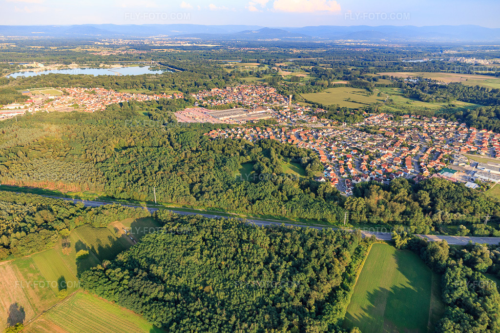 Aerial view: View of the town from the north in Seltz in the state Bas-Rhin, France. – Photo: IMG_109151.jpg taken on 07/25/2018 by Werner Riehm/FLY-FOTO.com – Resolution of the original: 5472 x 3648 px