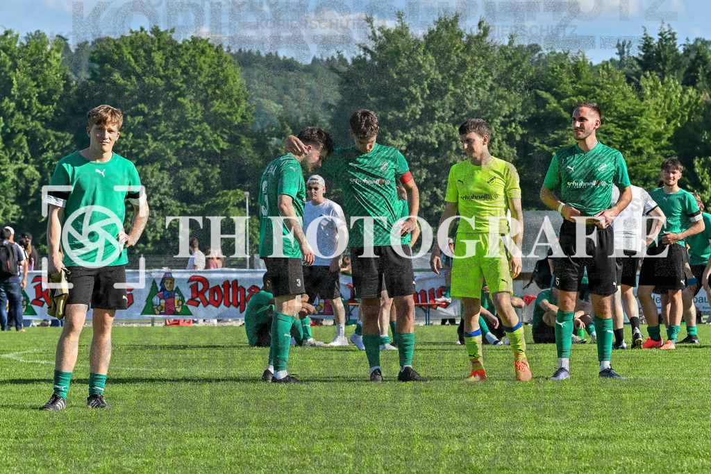 GER, FC Zell - FC Wittlingen, Fussball, Rothaus Bezirkpokal, Finale, Saison 2024/2025, 29.05.2025 | Enttäuschung bei den Spieler des FC Zell mit Leon Boos (Bildmitte).GER, FC Zell - FC Wittlingen, Fussball, Rothaus Bezirkpokal, Finale, Saison 2024/2025, 29.05.2025Foto: TH Fotografie/Thomas Hess