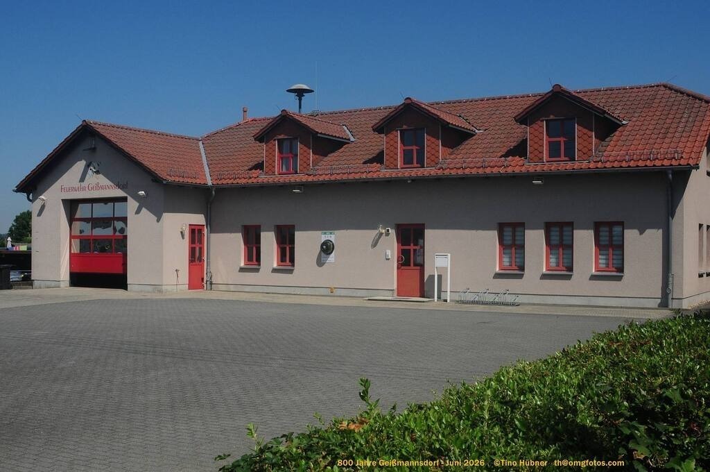 Geißmannsdorf-2026-Ortsbilder-096 | Geißmannsdorf bei Bischofswerda im Sommer 2026. Ein fotografischer Streifzug durch das Dorf Geißmannsdorf, mit Gebäuden, Straßen, Strohpuppen und geschmückten Vorgärten und Grundstücken anlässlich der 800-Jahr-Feier von Geißmannsdorf im Juni 2026 - Realisiert mit Pictrs.com