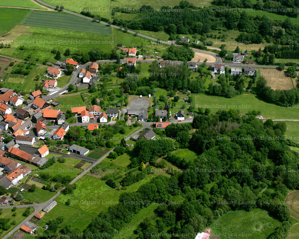 2614557 | ELPENROD 09.06.2006 Landwirtschaftliche Nutzflächen und Feldgrenzen  umsäumen das Siedlungsgebiet des Dorfes in Elpenrod im Bundesland Hessen, Deutschland // Agricultural land and field boundaries surround the settlement area of the village  in Elpenrod in the state Hesse, Germany Foto: Gerhard Launer