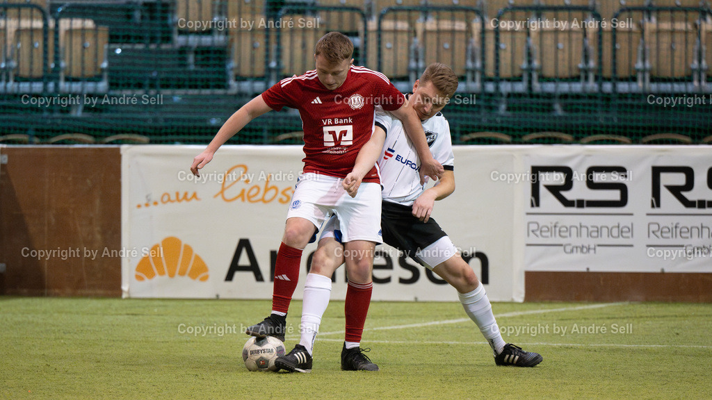 Vorrunde - Gruppe B - TS Einfeld vs TuS Nortorf | Niklas Casper (Einfeld #21) / Mats Behrens (Nortorf #8) // 44. RS-Reifenhandel-Cup 2024 / Vorrunde - Gruppe B - TS Einfeld vs TuS Nortorf / Holstenhalle 1 / Neumünster / 26.12.24 - Realisiert mit Pictrs.com