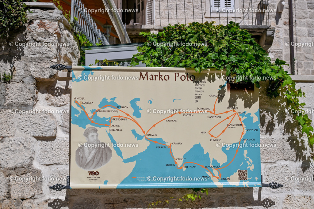 Kroatien_ Korcula_ Insel in Sueddalmatien_ Korcula Stadt_ 13.09.2024-47 | 13.09.2024, Kroatien, HRV, Korcula, Insel in Sueddalmatien, Korcula Stadt im Bild Hafen, Hafenansichten, Boot, Boote, Schiff, Schiffe, Gebauede, Adria, Meer, Stadtansichten, Altstadt, Marco Polo, Museum, Touristen, Souvenier, Restaurant, KonobaKorcula - Schwarzes Korfu - benannt nach den dunklen Kiefernwaeldern, ist eine zu Kroatien gehoerende Insel in der Adria vor der Kueste Sueddalmatiens. Zugleich ist sie Teil des Dinarischen Gebirges. Quelle: Wikipedia