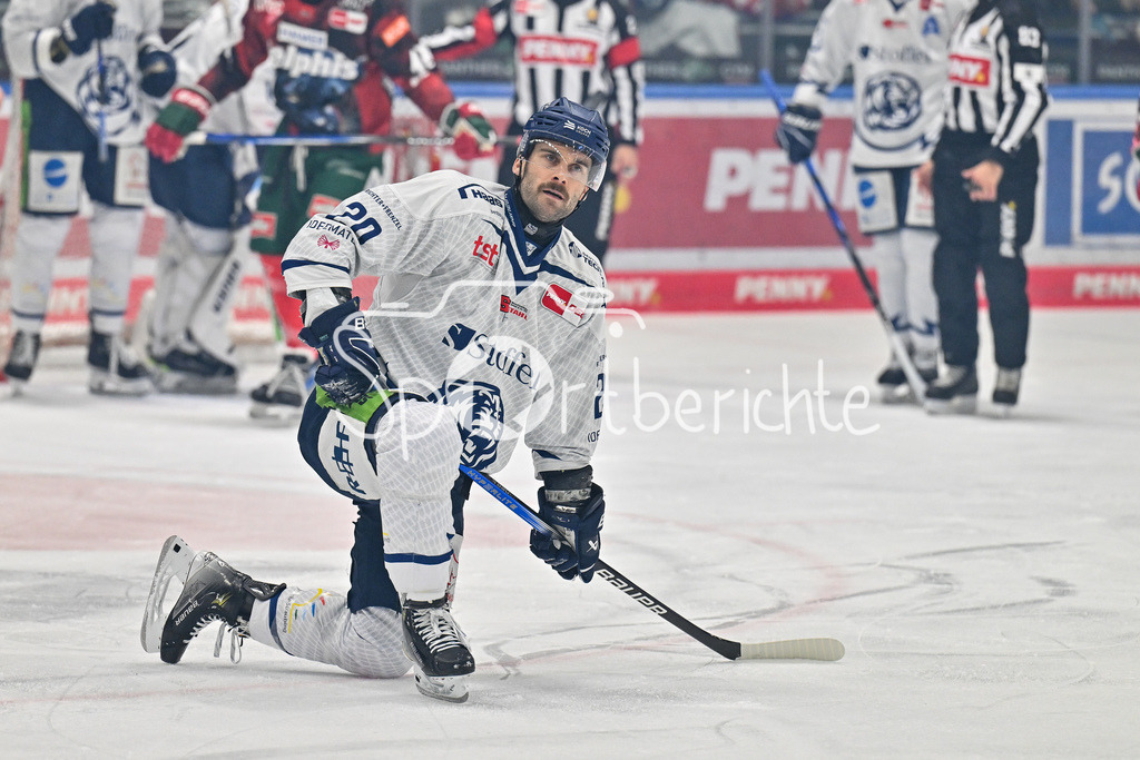 Augsburger Panther - Straubing Tigers | im Bild ein nachdenklicher Justin SCOTT (Straubing Tigers #20) / DEL: Augsburger Panther - Straubing Tigers, Curt Frenzel Stadion am 29.11.2024