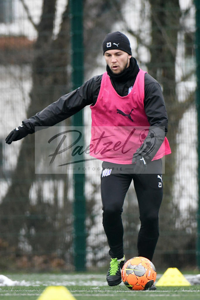 20200226_TRAOSN_0088 | Fussball, Herren: David Blacha (VfL Osnabrueck) in Aktion, am Ball, Einzelaktion waehrend der Trainingseinheit des VfL Osnabrueck im Sportpark Illoshoehe am 26.02.2020 in Osnabrueck, Deutschland. - Realisiert mit Pictrs.com