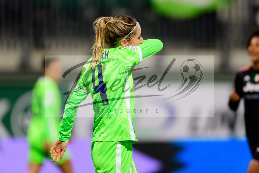 WOBJUV20211118_043 | Fussball, Frauen: Kathrin Hendrich (VfL Wolfsburg) enttaeuscht nach ihrem Eigentor zum 0:1 bei dem Spiel der UEFA Women´s Champions League zwischen VfL Wolfsburg und Juventus Turin im AOK-Stadion am 18.11.2021 in Wolfsburg, Deutschland. - Realisiert mit Pictrs.com