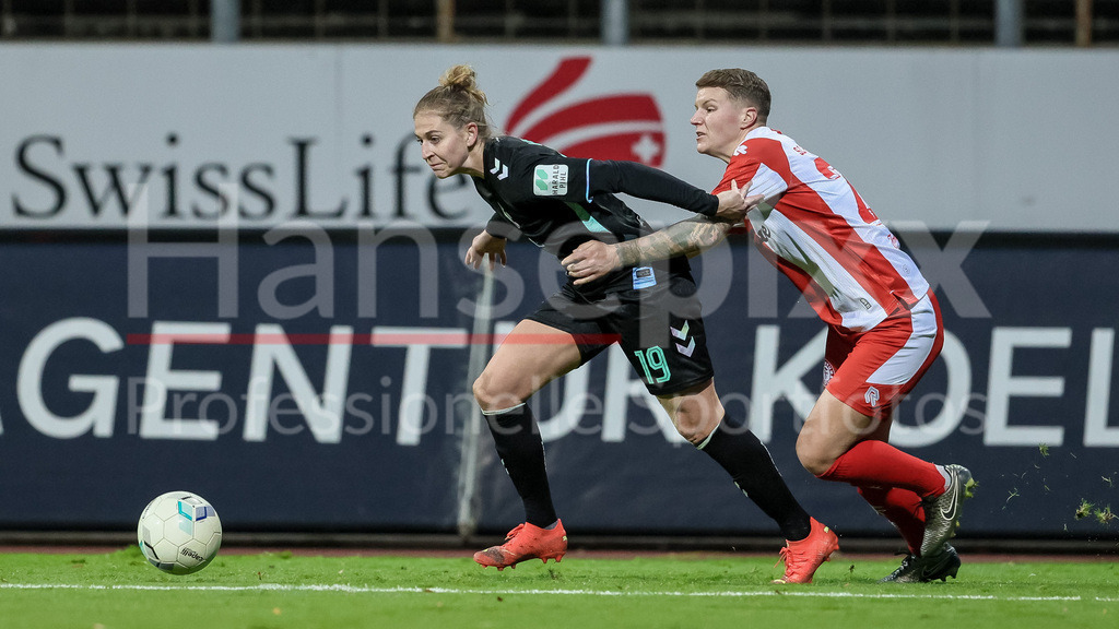 Fussball, DFB-Pokal Frauen, SC Fortuna Köln - SV Werder Bremen | v.li.: Saskia Matheis (SV Werder Bremen, 19) und Natalie Kreitz (SC Fortuna Köln, 23) im Zweikampf, Duell, Dynamik, Aktion, Action, Spielszene, DIE DFB-RICHTLINIEN UNTERSAGEN JEGLICHE NUTZUNG VON FOTOS ALS SEQUENZBILDER UND/ODER VIDEOÄHNLICHE FOTOSTRECKEN. DFB REGULATIONS PROHIBIT ANY USE OF PHOTOGRAPHS AS IMAGE SEQUENCES AND/OR QUASI-VIDEO.