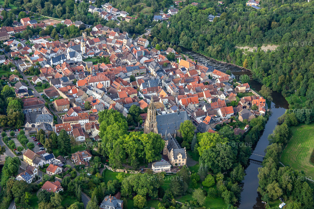 Luftbild: Historische Altstadt von Süden in Meisenheim im Bundesland Rheinland-Pfalz in Deutschland. Foto: IMG_138132.jpg vom 03.09.2023 durch Werner Riehm/FLY-FOTO.de